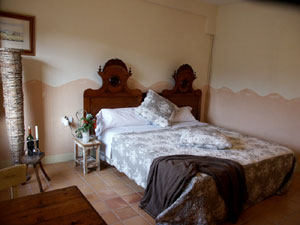 Manzana room - Arianel.la de Can Coral - Rural Country House & Apartment, Spain - click for larger image