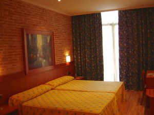 Guest Room - Hotel Principal - Barcelona - click for larger image